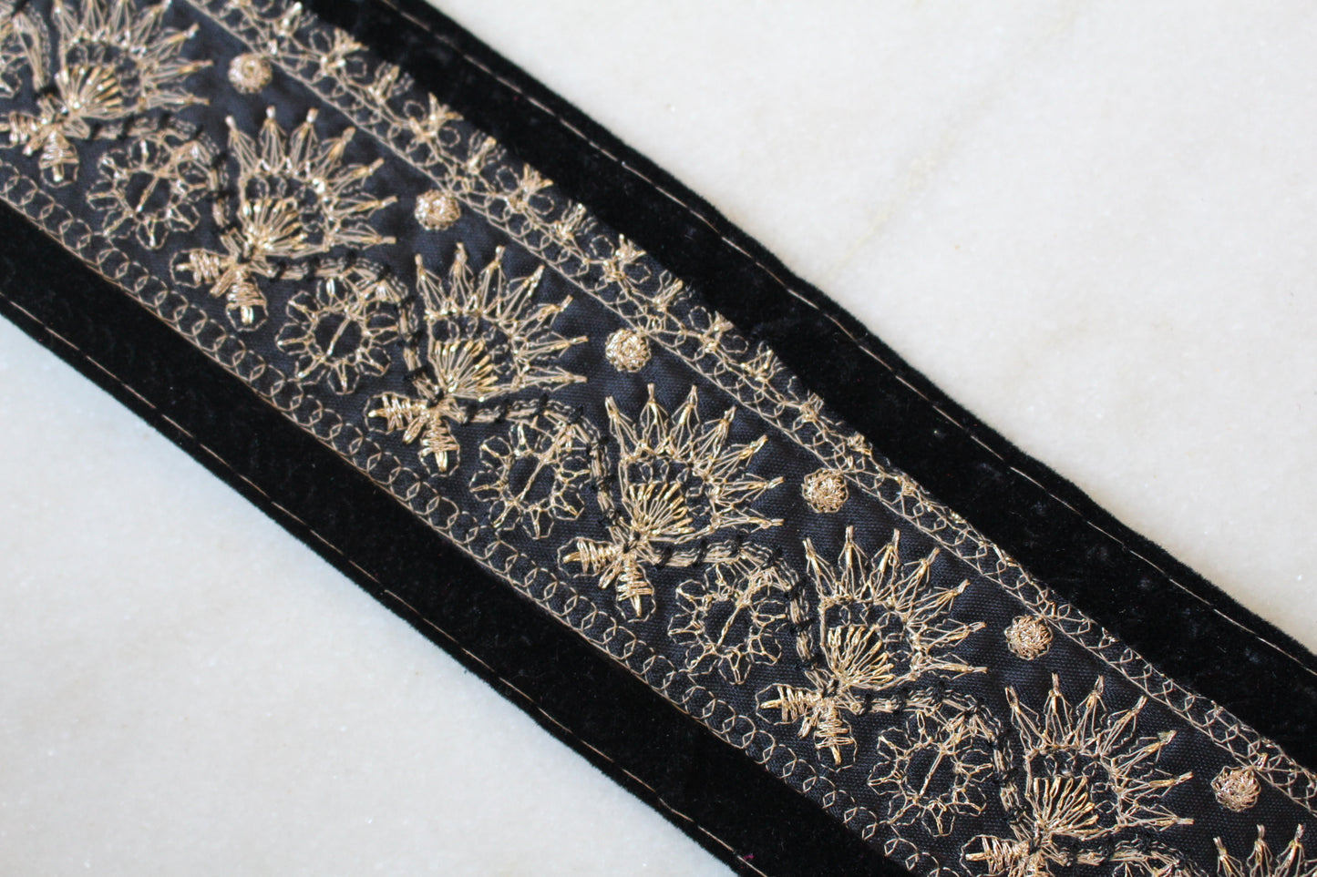 GOLD ( Velvet Black 253251251 )