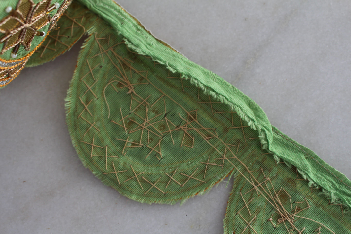 Unique Ribbon ( Gold  Green Arc - 092396 )