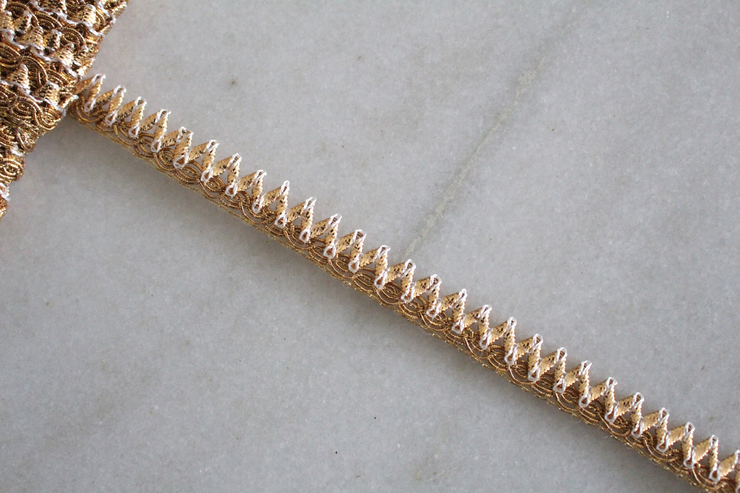 Unique ( Triangular Gold - 11464 )